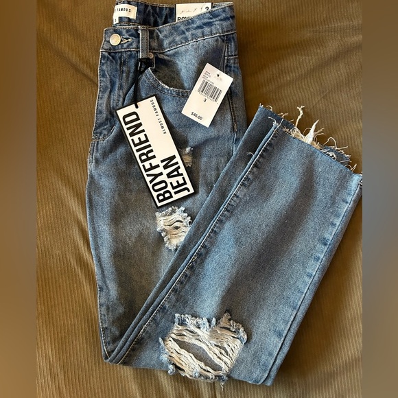 Almost Famous Boyfriend Distressed Jeans Sz 3 NWT - Picture 1 of 11